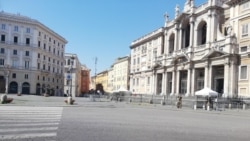 Площа біля церкви Святої Марії Верховної (праворуч)