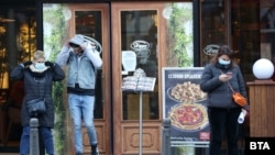 От петък вечерта ресторантите ще могат само да доставят храна вкъщи