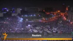 Ultimatum saatı yaxınlaşdıqca kütlə Təhrir meydanına axışır 