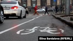 Подекуди в Києві велодоріжка може буквально обриватися на розі вулиці