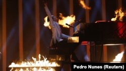 Український співак Melovin на сцені під час пісенного конкурсу «Євробачення-2018» в Лісабоні, Португалія, 10 травня 2018 року