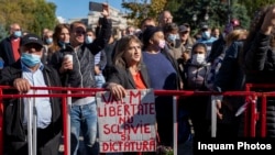 Molova - Un grup de credinciosi protesteaza in fata Catedralei Mitropolitane din Iasi, 14 octombrie 2020