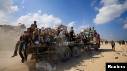 Palestinezët mblidhen në Beit Lahia në veri të Gazës më 20 korrik duke pritur për furnizime ushqimore.