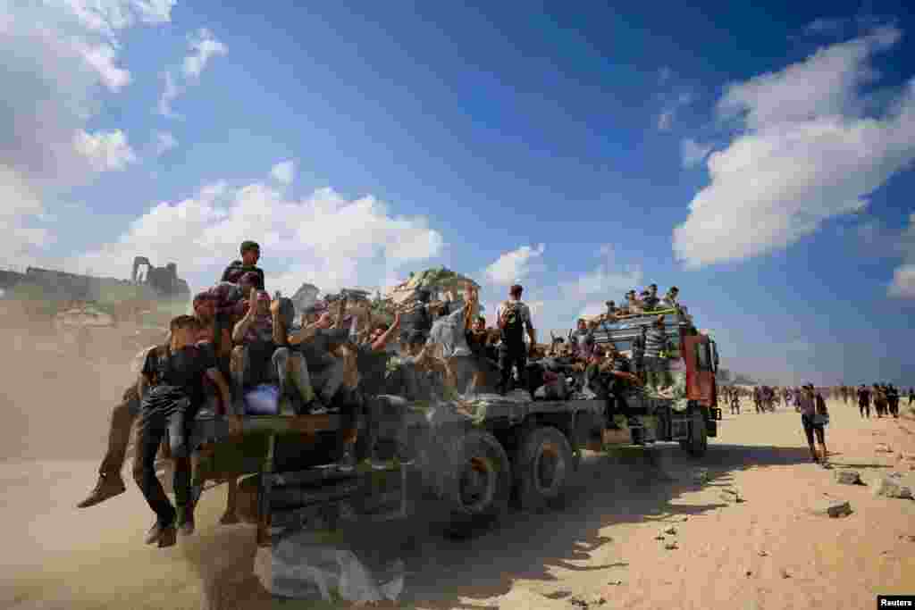 Палестинцы в поисках гуманитарной помощи, поступившей в Газу через Израиль, Бейт-Лахии на севере сектора Газа, 20 июля 2025 года. REUTERS/Dawoud Abu Alkas