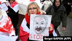 Представники білоруської діаспори у столиці Польщі під час масової акції проти виборів президента Білорусі, які опозиція називає нелегітимними і фальсифікованими. Варшава, 26 січня 2025 року 