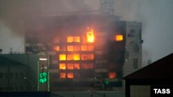 Грозный шаарындагы пресс-борбордун имараты өрттөнүүдө.