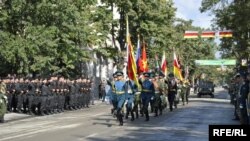 А публика, заполнившая площадь, ожидала высоких гостей из России и начала военного парада