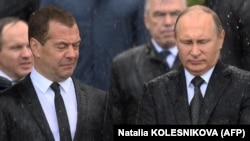 Dmitri Medvedev (pe atunci premier al Rusiei) și președintele rus Vladimir Putin la o ceremonie de depunere de coroane pentru a marca 76 de ani de la invazia nazistă a URSS, Kremlin, Moscova 22 iunie 2017.