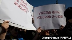 В распространенных аудиозаписях телефонных разговоров обсуждались вопросы организации обороны офиса оппозиционной телекомпании «Рустави 2», в том числе с привлечением бывших бойцов спецназа