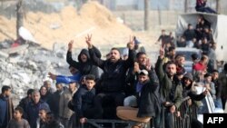Ок атышпоо келишими күчүнө кирген маалда Рафах шаарындагы үйлөрүнө кайтып жаткан газалыктар, 19-январь 2025-жыл.