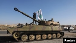 Pripadnik pobunjeničkih snaga drži zastavu militantne grupe Hajat Tahrir al-Šam u gradu Sarakib u severozapadnoj provinciji Idlib, 1. decembra 2024.