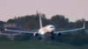 Самолетът на Райънер се приземява на летището в Минск.