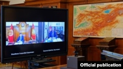 Президент Сооронбай Жээнбеков менен премьер-министр Кубатбек Боронов онлайн кеңешме учурунда. 13-июль, 2020-жыл.