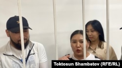 11 айдан бери тергөө абагында отурган журналисттер Азамат Ишенбеков, Махабат Тажибек кызы жана үй камагына чыккан Айке Бейшекеева 