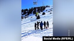 Каракол чаңгы базасында 1-февралда асма жолдун түркүгү кулап, эл эвакуацияланып жаткан учур. 