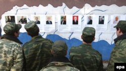 Абхазские солдаты знакомятся со списками кандидатов в президенты и вице-президенты