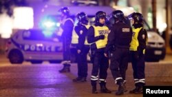 Поліцейські на місці нападу, Париж, 20 квітня 2017 року 