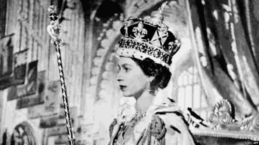 Portretul oficial al Reginei Elisabeta la încoronare, Londra, 2 iunie 1953.&nbsp;