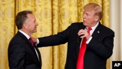 Президент США Дональд Трамп розмовляє зі своїм спецпосланцем Стівом Віткоффом