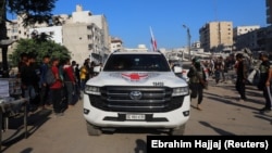 Автомобіль Червоного Хреста перевозить ізраїльських заручників, Газа, 13 жовтня 2025 року