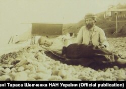 Леся Українка (Лариса Косач) із братом Михайлом Косачем на березі Чорного моря в Криму, 1897 рік