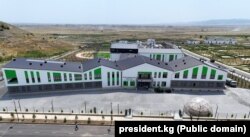 Кыргызстан элинин атынан Азербайжанга белекке курулган мектеп 528 орунга ылайыкталган. Карабак, Азербайжан.