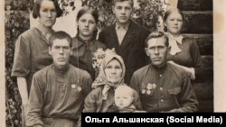 Семья Анны Кравченко, она – крайняя справа