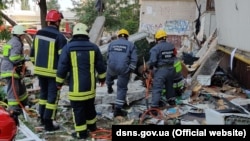 Ігор Клименко розповів, що вибух стався, за попередніми даними, в районі шостого поверху, причини наразі встановлюються