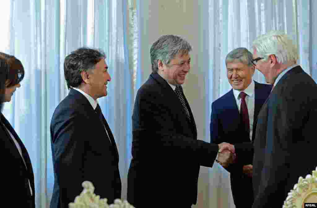 Германиянын тышкы иштер министри сапардын алкагында кыргыз бийлиги менен саясаттан тышкары экономика тармагындагы кызматташтык маселеси көтөрүлгөнүн айтып, Кыргызстанды быйыл Берлинде өтө турган бизнес-форумга чакырды.