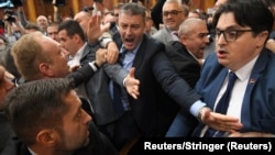 Tuča i guranje između predstavnika vlasti i opozicije obilježili su sjednicu Skupštine Srbije 25. novembra.