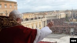 Папа Римский Бенедикт XVI обращается к народу с рождественским посланием