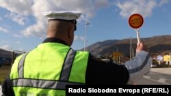 Prometni policajac u blizini Travnik u srednjoj Bosni, 6. novembar 2017.