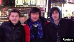Молодые люди из Казахстана Азамат Тажаяков (слева) и Диас Кадырбаев (в центре) с другом Джохаром Царнаевым, позднее приговоренным к смертной казни за организацию теракта во время марафона в Бостоне в 2013 году.