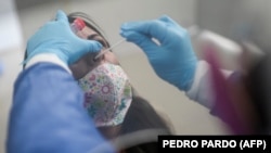 Un test negativ va putea oferi românilor acces la competiții sportive sau evenimente cu 200 de persoane dacă incidența este între 3 și 6 cazuri la mia de locuitori. (Imagine generică)