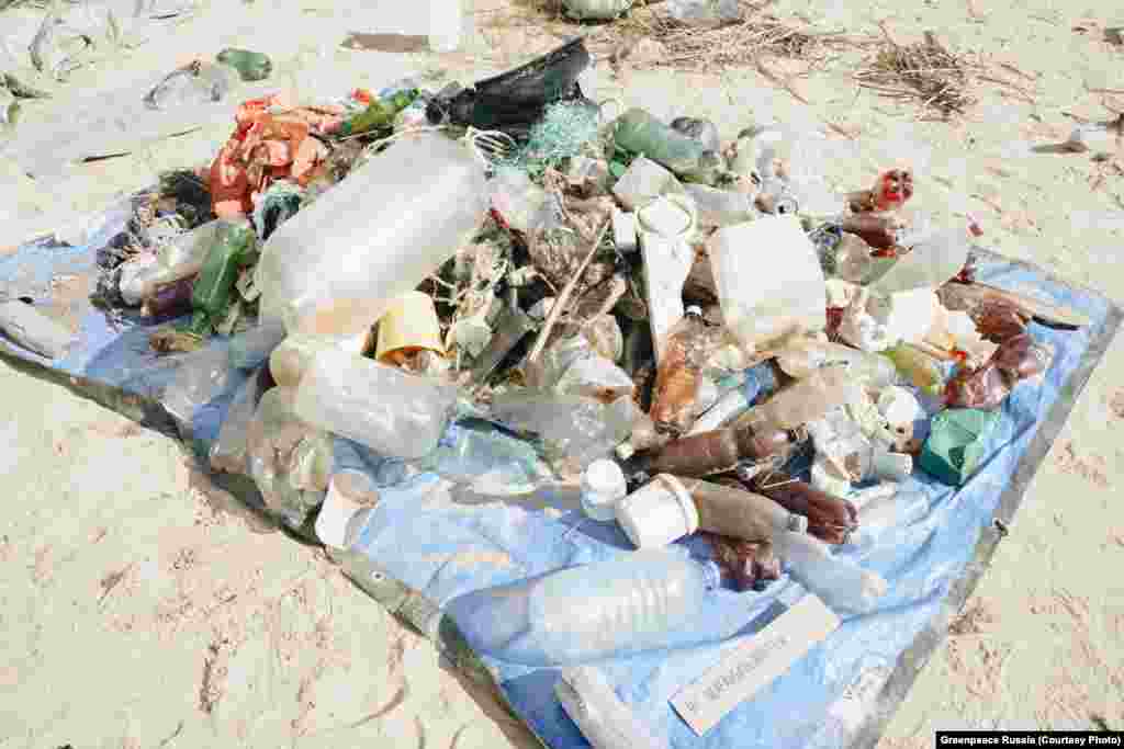 Elképesztő mennyiségű szemetet gyűjtött össze egy Greenpeace-expedíció augusztus közepén. Csak az első napon 78 kilogramm hulladékot gyűjtöttek be a Ladoga-tó partján, legnagyobb része eldobható műanyag.