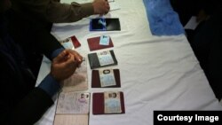 رسانه‌های نزدیک به اصولگرایان بدون اشاره به جزئیات، مقام‌های دولت حسن روحانی را به دخالت در انتخابات ریاست جمهوری متهم کرده‌اند