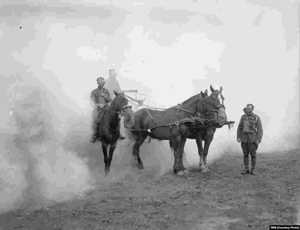 Вежба на британски војници за одбрана од напад со хемиско оружје за време на Првата светска војна. 