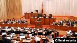 Пленарное заседание Жогорку Кенеша, Бишкек, 15 декабря 2011 года.