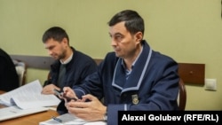 Procurorul Alexandru Cernei în discuție cu judecătorii, în timpul audierilor în procesului lui Vladimir Plahotniuc, 5 noiembrie 2025, Judecătoria Buiucani, Chișinău