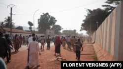 У доповіді мовиться про жителя міста Бамбарі, якого нібито затримали росіяни і катували протягом п’яти днів.