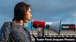 10 iulie 2025. Ana Ciceală, la protestul antijocuri de noroc în fața Guvernului României.