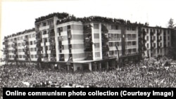 A Bukarest közelében található Pitestiben várja nagy tömeg Nicolae Ceaușescu érkezését. Egy évvel azután készült a kép, hogy az egykori suszter tanonc hatalomra került Romániában.