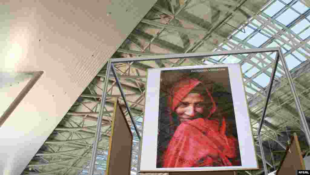 Більшість робіт демонструють національний одяг жінок. За словами організаторів, це допомагає краще зрозуміти традиції та культуру цих країн