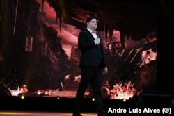 Євген Кошовий, нинішній лідер групи «Квартал», грає роль «радянського співака Йосипа Кобзона», який очолює хор російських військових під час виступу в пеклі. Київ, 2 жовтня 2023 року