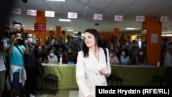 Svetlana Țihanovskaia votând în Minsk, 9 august 2020