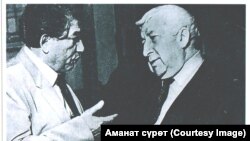 Кыргыз эл жазуучусу Чыӊгыз Айтматов менен авар акыны Расул Гамзатов. Архив.