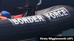 Organizațiile pentru drepturile omului nu susțin poziția partidului conservator și sunt de părere că investițiile în Franța nu vor rezolva problema trecerii în siguranță a Canalului Mânecii.