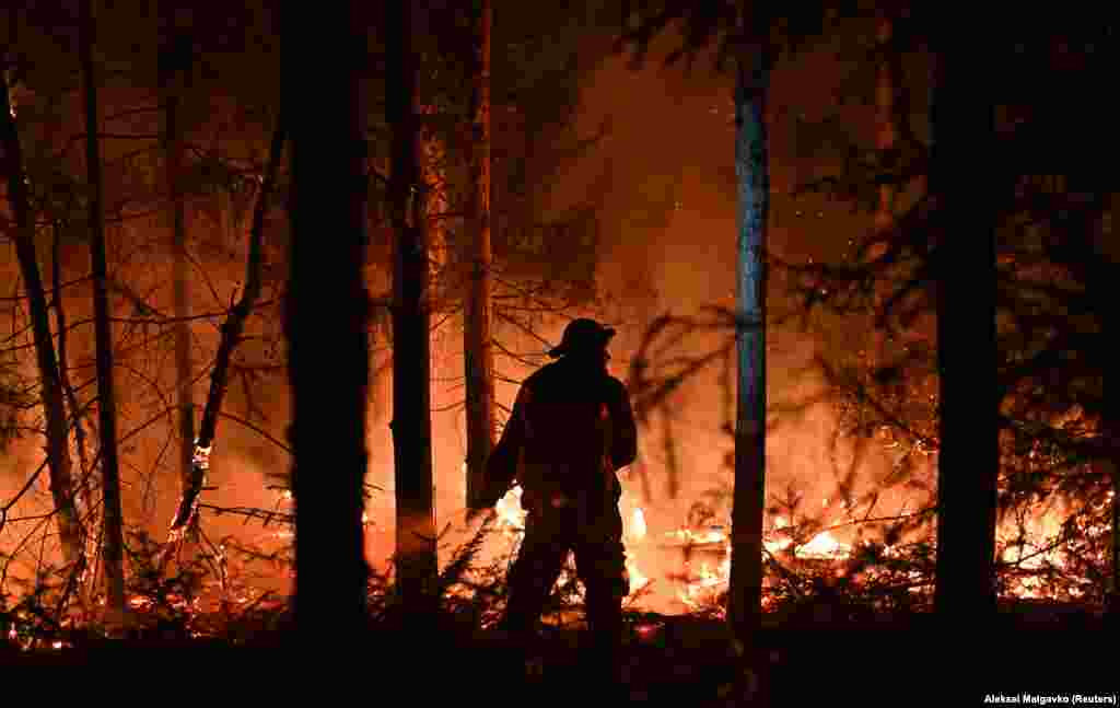 Szibériát sem kerülték el az erdőtüzek, ahol több tucat orosz város burkolózott füstbe nyáron. A tűzesetekért az extrém magas hőmérséklet és a tűzbiztonsági előírások figyelmen kívül hagyása lehetett a felelős.&nbsp;Ez volt sorozatban a harmadik olyan év, amikor hatalmas területeken pusztított erdőtűz Oroszország leghidegebb régiójában. ​Tudósok szerint Oroszország &ndash; és azon belül különösen Szibéria és a sarkvidék &ndash; a klímaváltozás hatásainak leginkább kitett területek közé tartozik