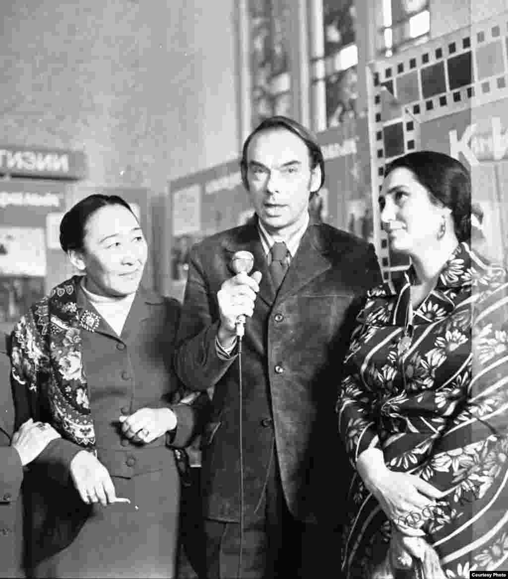 ​Алексей Баталов Кыргыз ССРинде өткөн кинематографисттердин&nbsp;III съездинде. Солдо актриса Даркүл Күйүкова. 1975-жыл. &nbsp;