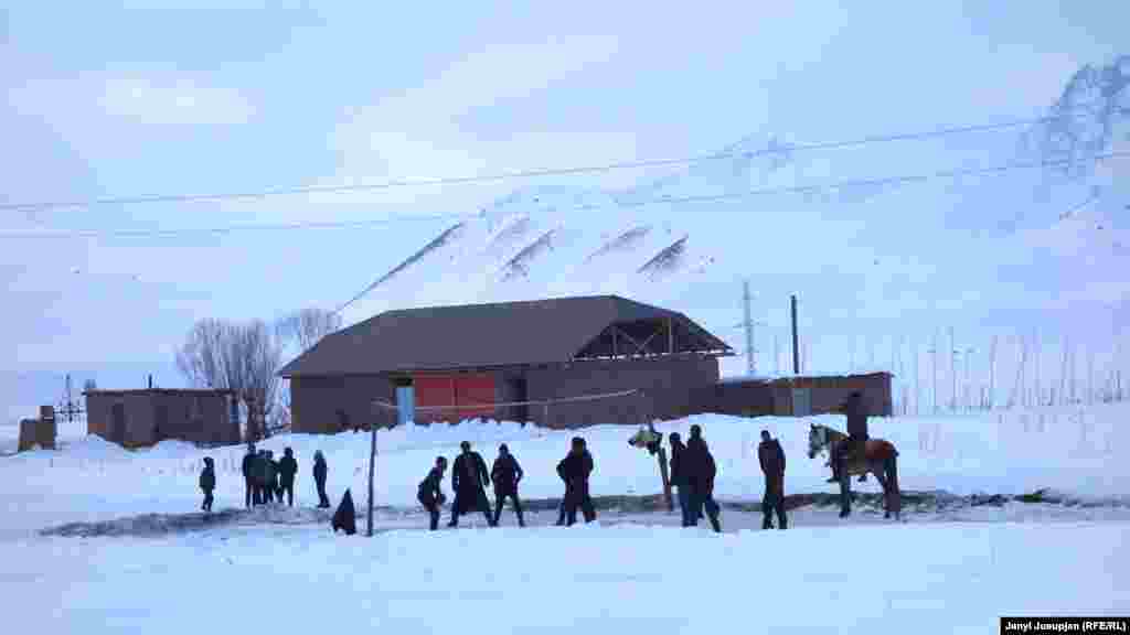 В вечернее время мальчики каждый день играют волейбол.